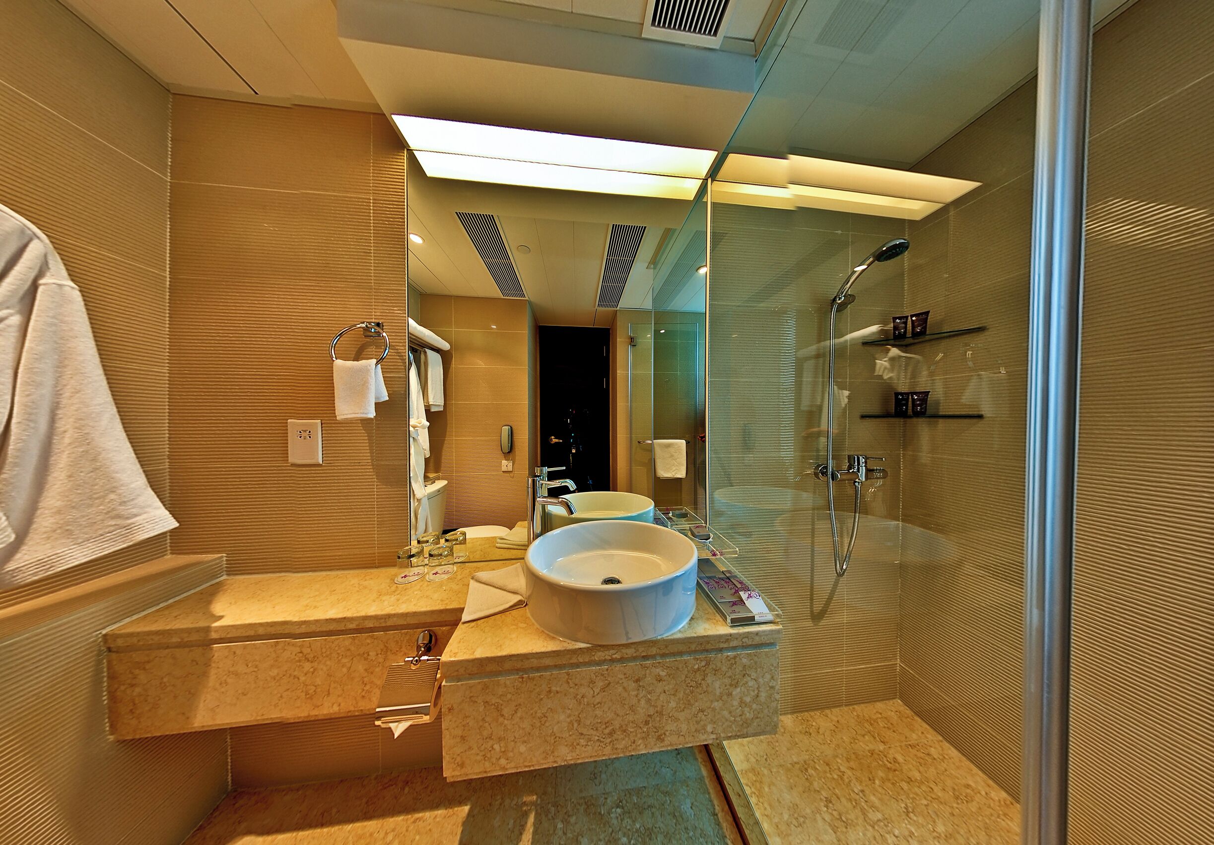 Caja fuerte, escritorio, tabla de planchar con plancha y wifi gratis