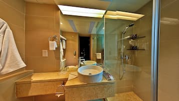 Safe på rommet, skrivebord, strykejern/-brett og wi-fi (inkludert)