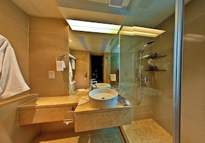 Een kluis op de kamer, een bureau, een strijkplank/strijkijzer