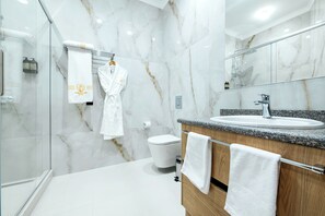 Family Room, Multiple Beds, City View | Bathroom