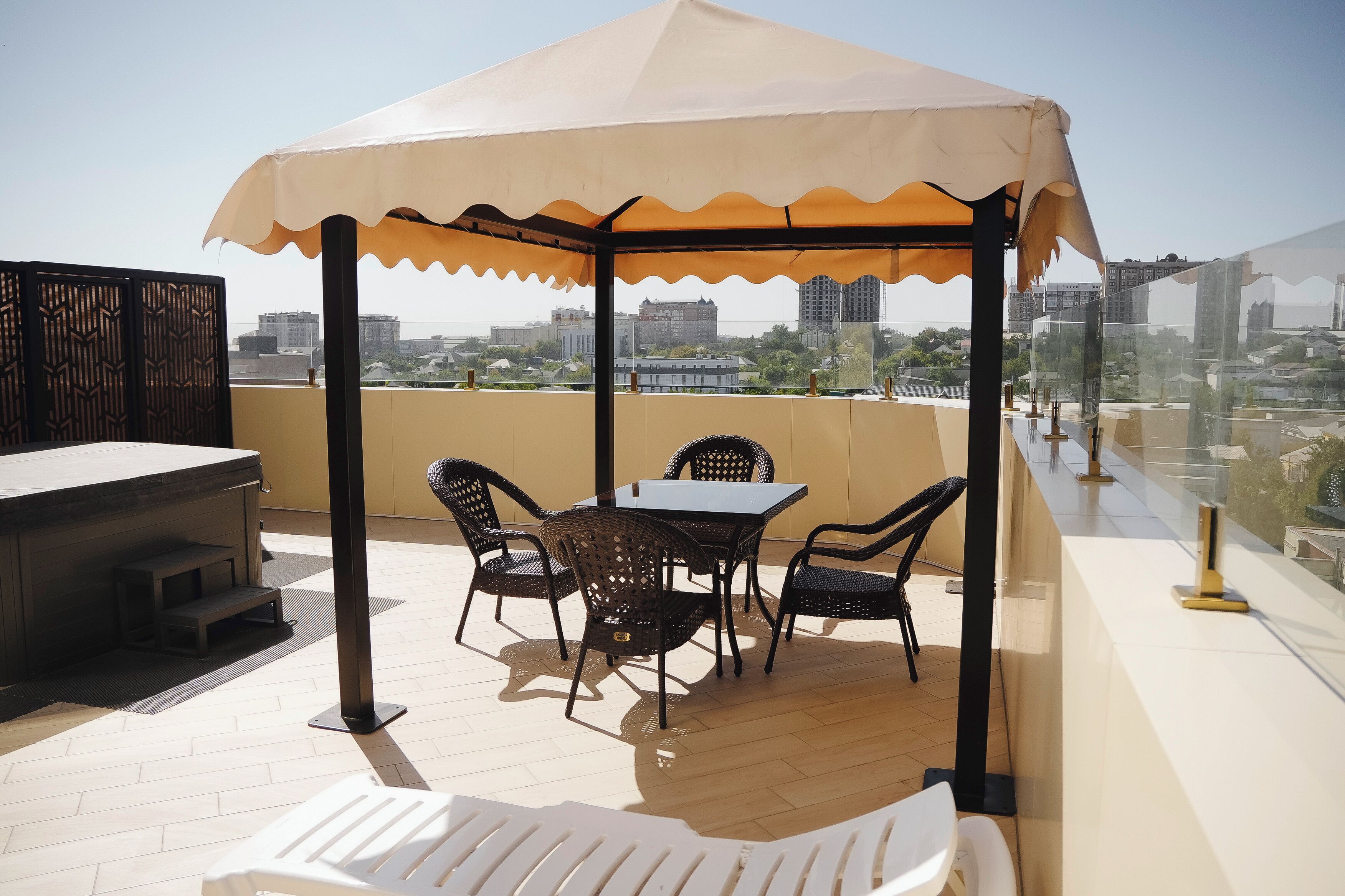 Luxury Suite, Lanai, City View | Terrace/patio
