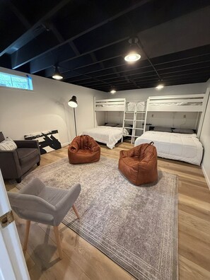 4 habitaciones, tabla de planchar con plancha y cuna de viaje