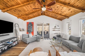 Smart TV, books, stereo - The Almond Joy • Modern Lakeside Retreat (Delavan)