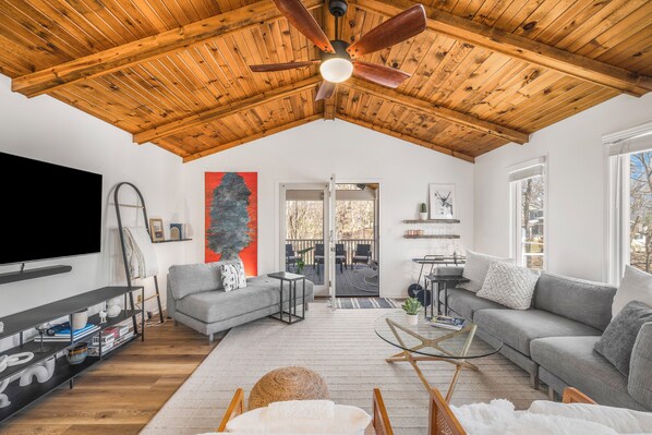 TV connectée, livres, chaîne hi-fi