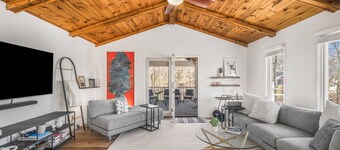 Almond Joy: 5BR/3BA Lake House w/ Screened Porch