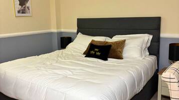 Superior tweepersoonskamer | Een bureau, een laptopwerkplek, een strijkplank/strijkijzer, gratis wifi