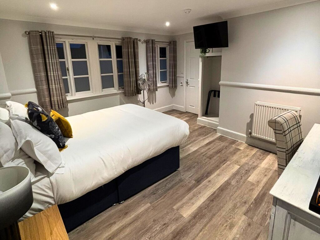 Escritorio y espacio para trabajar con laptop 