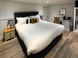 Desk, laptop workspace, iron/ironing board, free WiFi - Three Kings (Fornham All Saints)