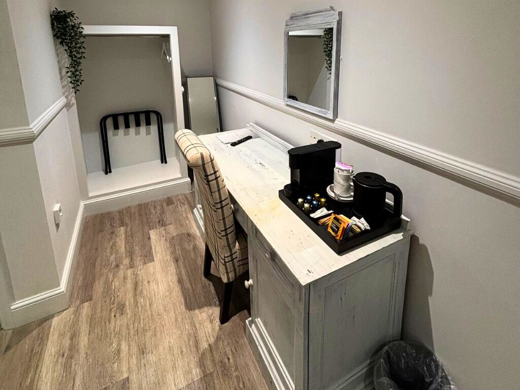 Tweepersoonskamer | Een bureau, een laptopwerkplek, een strijkplank/strijkijzer, gratis wifi