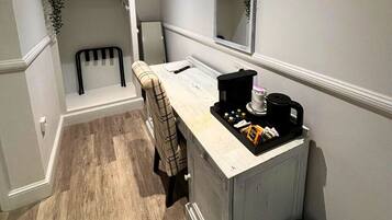 Tweepersoonskamer | Een bureau, een laptopwerkplek, een strijkplank/strijkijzer, gratis wifi