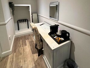 Desk, laptop workspace, iron/ironing board, free WiFi - Three Kings (Fornham All Saints)