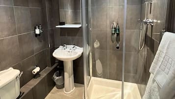 Ducha, secador de pelo, toallas, jabón