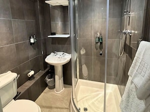 Shower, hair dryer, towels, soap - Three Kings (Fornham All Saints)