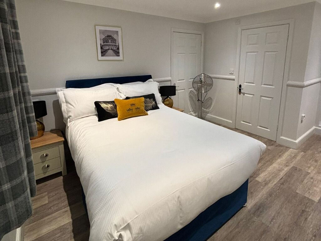 Tweepersoonskamer | Een bureau, een laptopwerkplek, een strijkplank/strijkijzer, gratis wifi