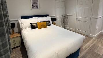 Tweepersoonskamer | Een bureau, een laptopwerkplek, een strijkplank/strijkijzer, gratis wifi