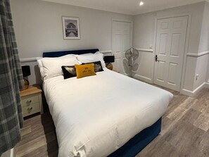 Desk, laptop workspace, iron/ironing board, free WiFi - Three Kings (Fornham All Saints)