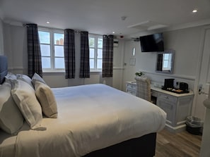 Escritorio y espacio para trabajar con un portátil