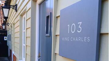 Superior kamer, 1 twee- of 2 eenpersoonsbedden, en-suite badkamer | Een bureau, een laptopwerkplek, een strijkplank/strijkijzer, gratis wifi