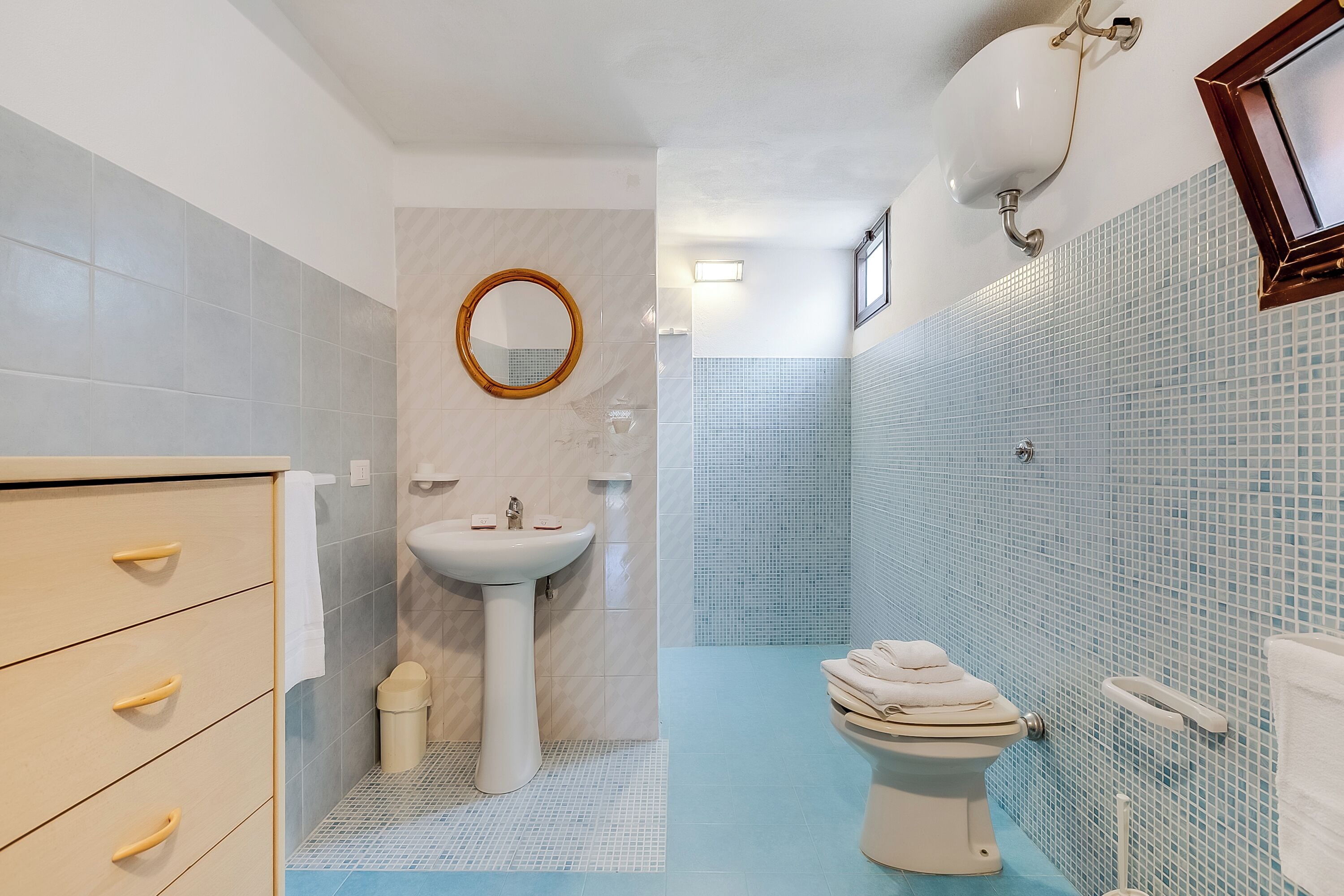 Zuhanyzó, bidé, törölközők és szappan