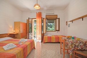 Studio familial, terrasse (Salvia Among Greenery and Sea with) | 1 chambre, Wi-Fi