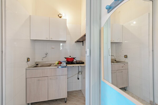 家庭開放式客房 (Alloro Among Greenery and Sea - Airco) | 私人廚房 | 電冰箱、爐台、咖啡機/沖茶器、鍋具/餐盤/廚房用品