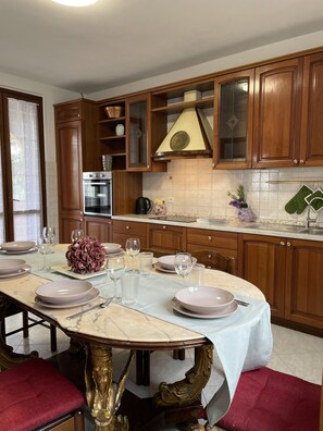Frigorifero, microonde, forno, piano cottura