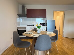 Een koelkast, een microgolfoven, een oven, een kookplaat