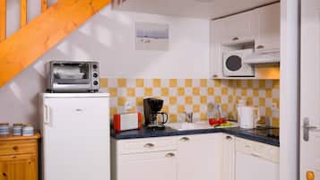 Frigorífico, horno, placa de cocina y utensilios de cocina