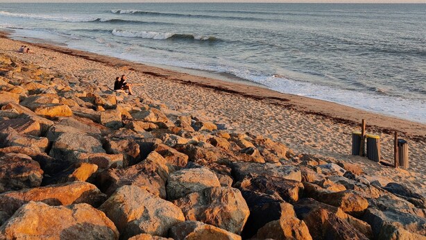 A rocky beach with waves crashing onto the shore. - Maison cosy avec Terrasse, proche de la Plage! (Saint-Hilaire-de-Riez)