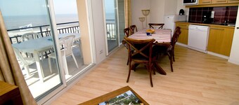 Tout près de la plage à pied!