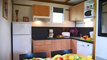 Microondas, placa de cocina, lavavajillas, utensilios de cocina
