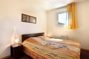 2 bedrooms, iron/ironing board, travel cot, WiFi