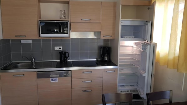 Kjøleskap, mikrobølgeovn, kokeplater og oppvaskmaskin