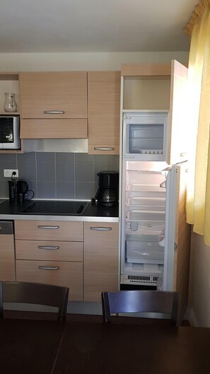 Fridge, microwave, stovetop, dishwasher