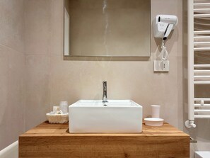 Luxe tweepersoonskamer | Een kluis op de kamer, verduisterende gordijnen, geluiddichte muren