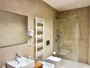 Luxe tweepersoonskamer | Een kluis op de kamer, verduisterende gordijnen, geluiddichte muren