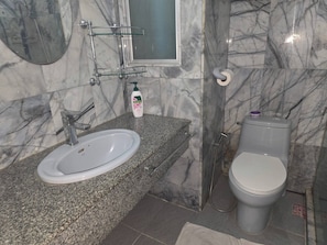 Bathroom - Large Apartment 401 jhr (Pattaya)