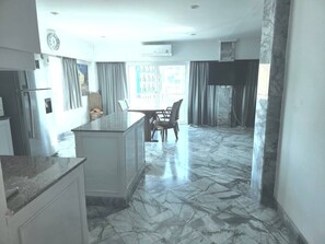 Living room - Large Apartment 401 jhr (Pattaya)