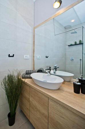 Chambre, 3 chambres, fumeur, piscine privée | Salle de bain