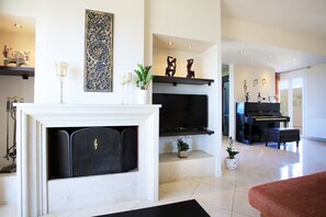 Smart TV, fireplace
