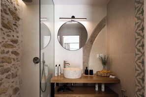 Douche, séchoir à cheveux, serviettes fournies