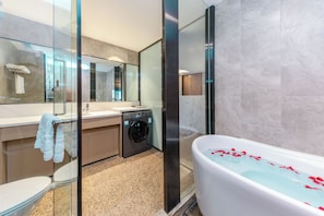 Suite ejecutiva, vista a la ciudad | Baño | Secadora de cabello, pantuflas, toallas, shampoo 