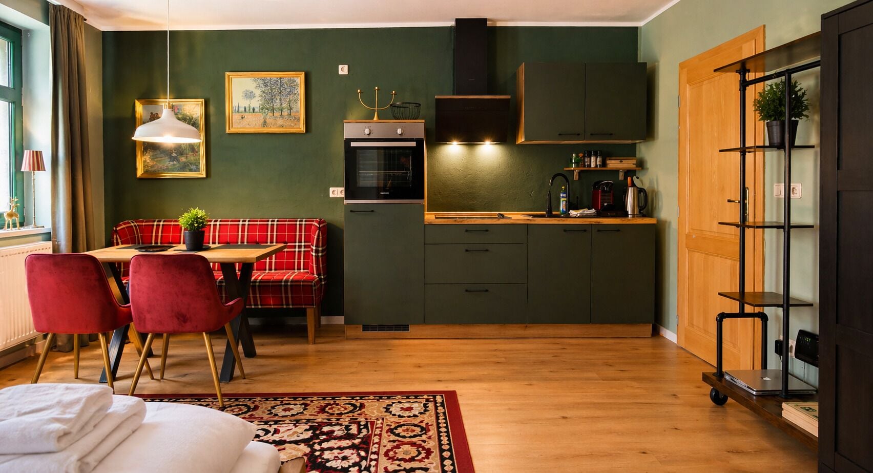 Fridge, oven, stovetop, coffee/tea maker