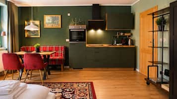 Fridge, oven, stovetop, coffee/tea maker