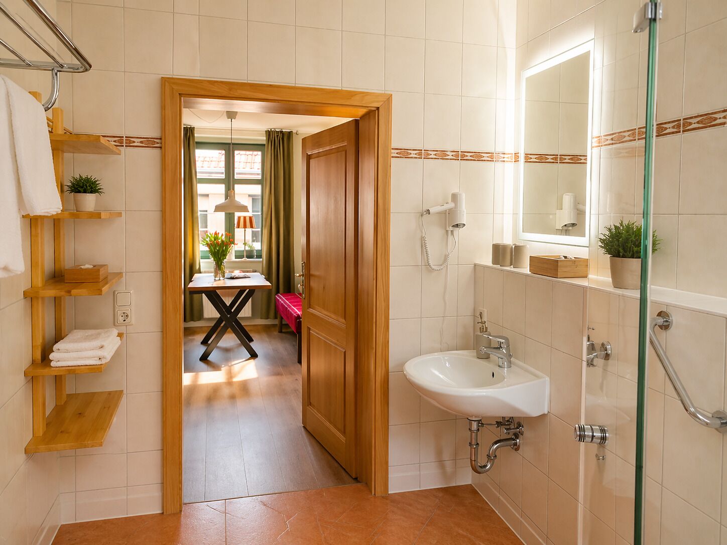 Sèche-cheveux, serviettes fournies, savon, papier toilette