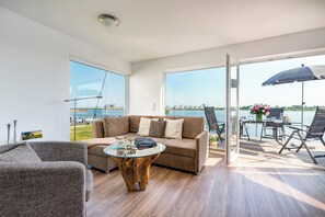 TV, DVD player, books, stereo - Vacation apartment "Brigantine56" on the quay of the Ostseeresort Olpenitz (Olpenitz)