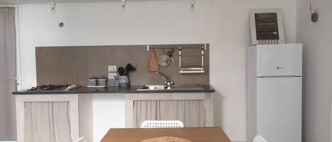 Réfrigérateur, four, plaque de cuisson, cafetière/bouilloire