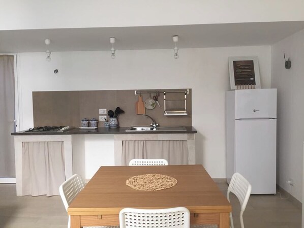 Kühlschrank, Ofen, Herdplatte, Wasserkocher mit Kaffee-/Teezubehör