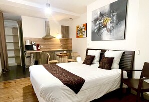 Premium bedding, memory-foam beds, in-room safe, individually decorated - Baionakoa Residence (Bayonne)