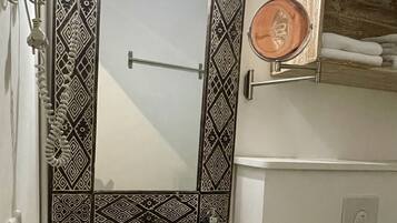 Douche, douche à « effet pluie », articles de toilette écologiques